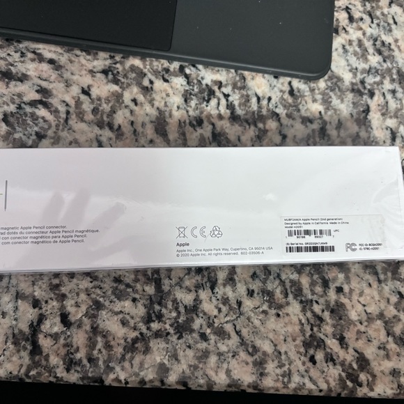 Ipad 12.9 4th generation bundle with apple keyboard/case and Apple Pencil - Picture 5 of 10